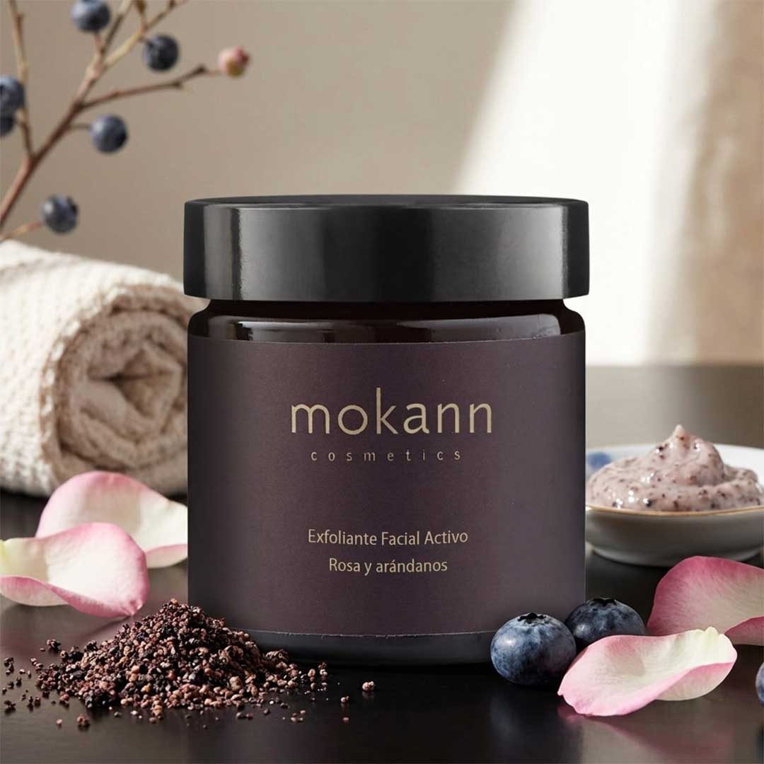Exfoliante facial activo de rosas y arándanos.